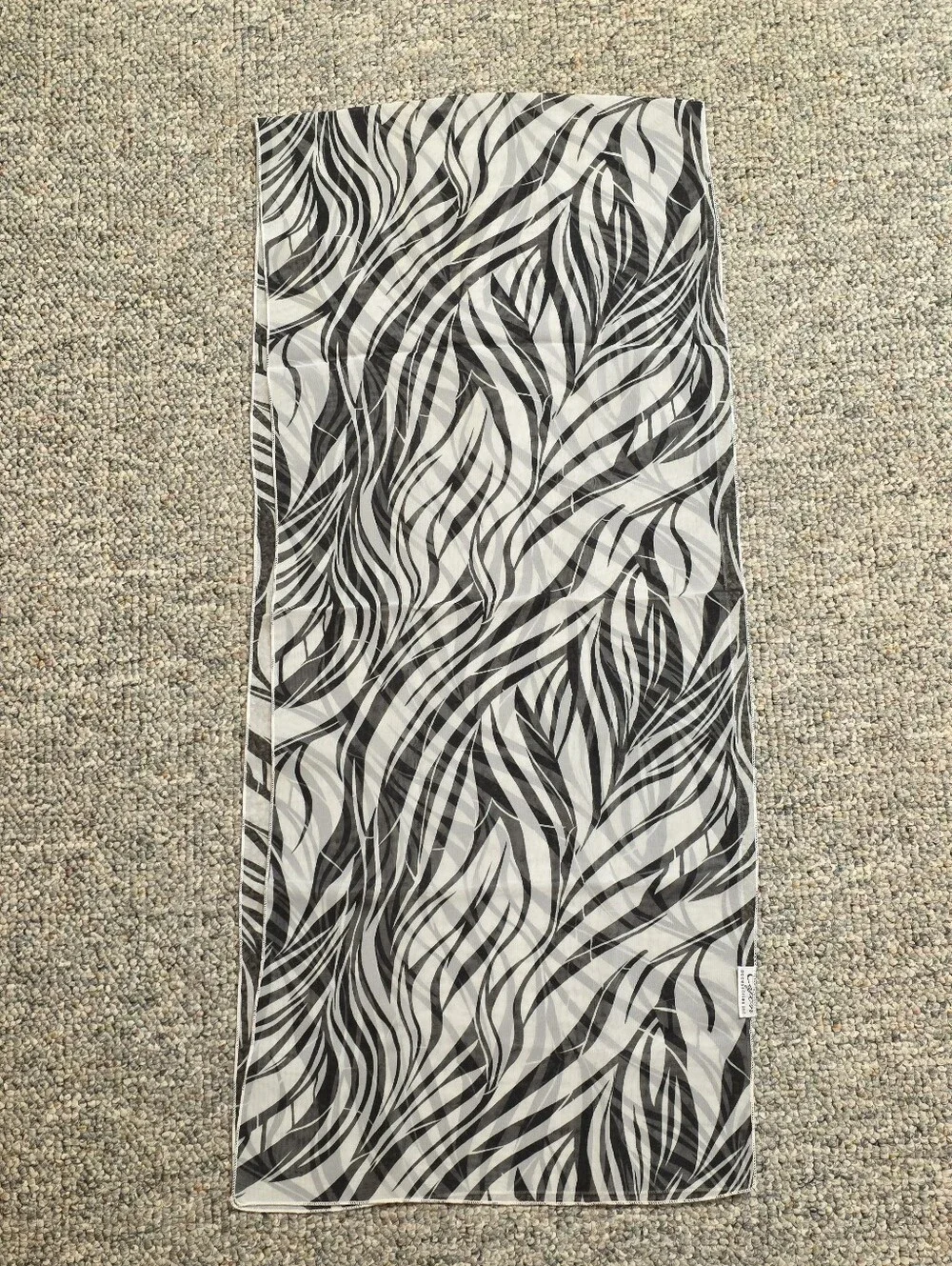 Cejon Accessories Black & White Wavy Leaf Print Oblong Scarf